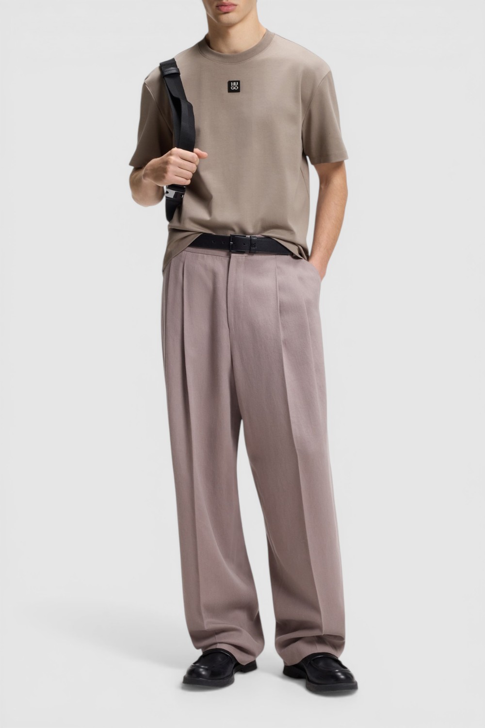 תמונת כל הלוק של חולצת טי בגזרה ישרה